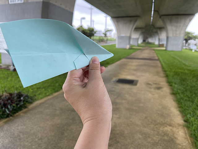 台風の風で紙飛行機ギネス記録に挑戦する