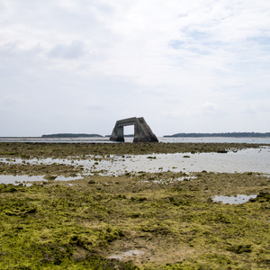 久米島の海の中にある歩道橋