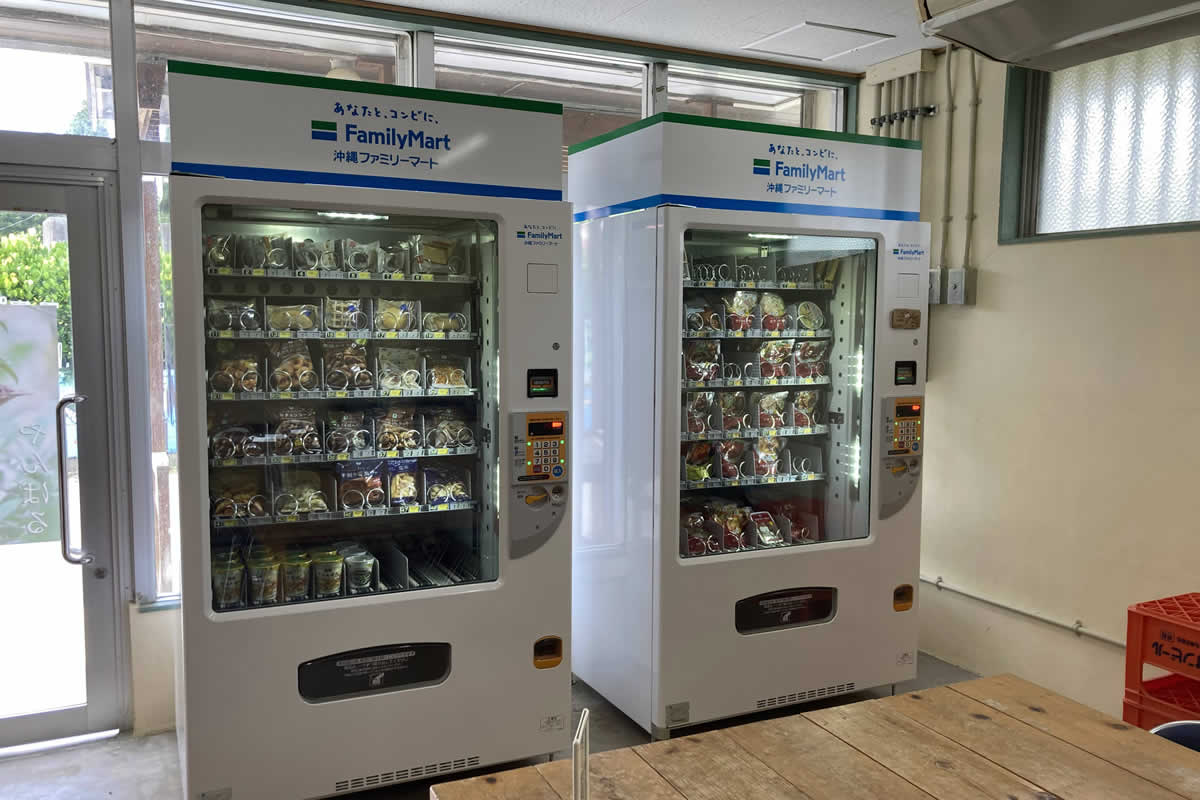 コンビニボックス　自動販売機 国頭村安田にはファミマの自動販売機がある - 沖縄B級ポータル