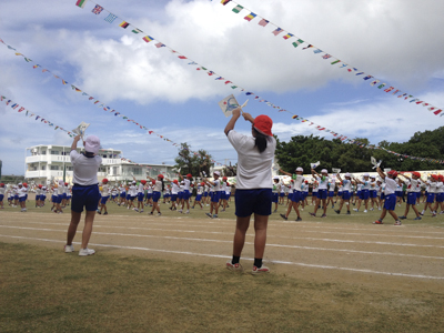 宮古島の小学校の運動会は子供も大人も踊る（miooon）