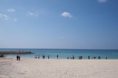 沖縄では本当に年中泳いでいる人がいるのか