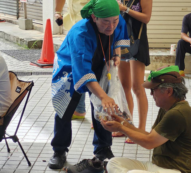 紙吹雪を配るリーダー