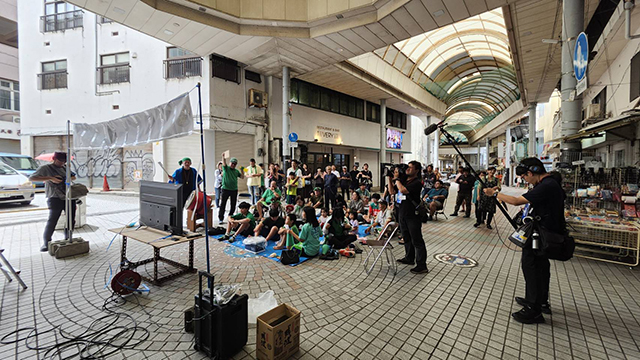 マスコミの取材陣も集まる