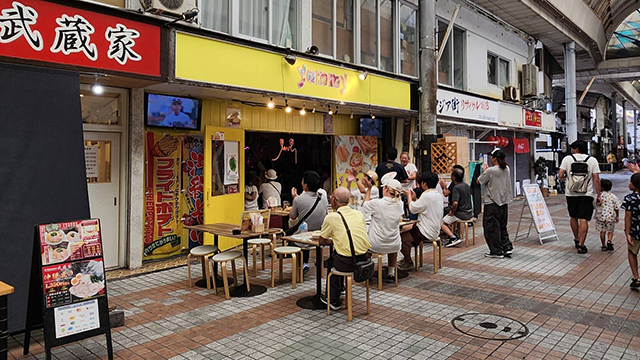 飲食店でテレビに釘付けのお客さん