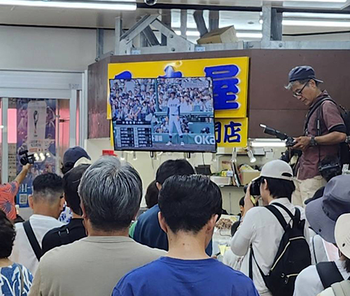 テレビモニターで隠れたお店の看板