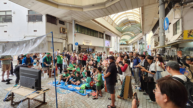 パブリックビューイングに集まった大勢の観客