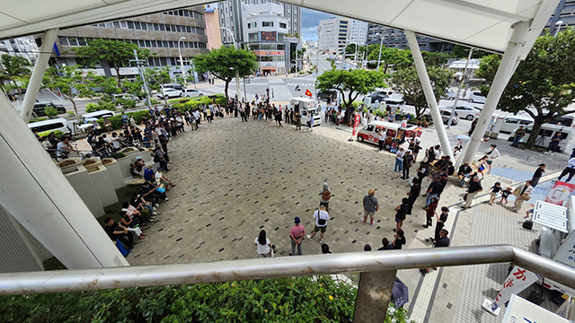 パレットくもじ1階の広場で号外を待つ人たち