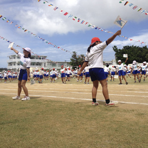 宮古島の小学校の運動会は子供も大人も踊る