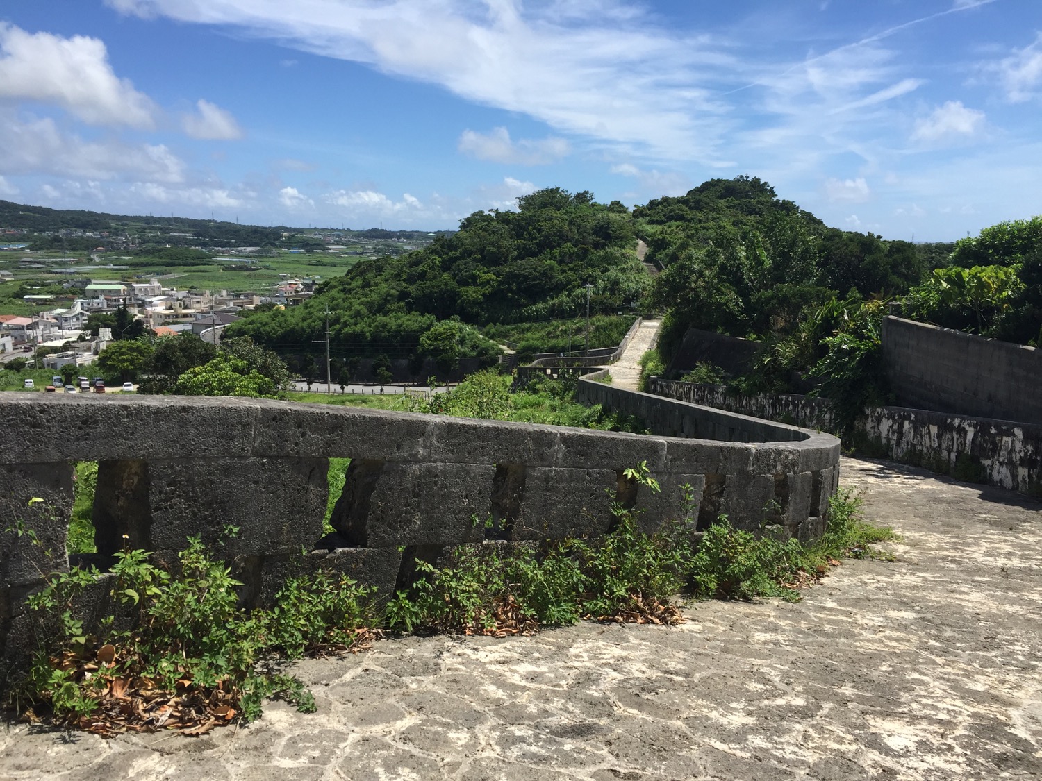 沖縄の万里の長城を往く 沖縄b級ポータル Deeokinawa でぃーおきなわ