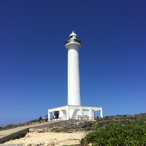 沖縄本島唯一の登れる灯台、白亜の残波岬灯台