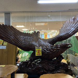 中城モールで売っている2,000万円の木彫りの大鷲についてもっと知りたい