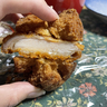 サーターアンダギーにチキンを挟んで食べてみた